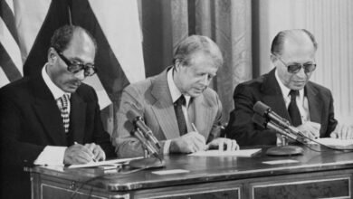 الرئيس المصري الأسبق أنور السادات، والرئيس الأمريكي الأسبق جيمي كارتر، ورئيس الوزراء الإسرائيلي الأسبق مناحيم بيغن يوقعون اتفاقية كامب ديفيد في البيت الأبيض في واشنطن، 17 سبتمبر/ أيلول 1978